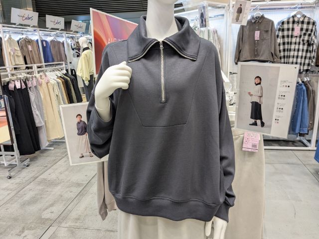 シーンレスハーフジップPOを着用したマネキン