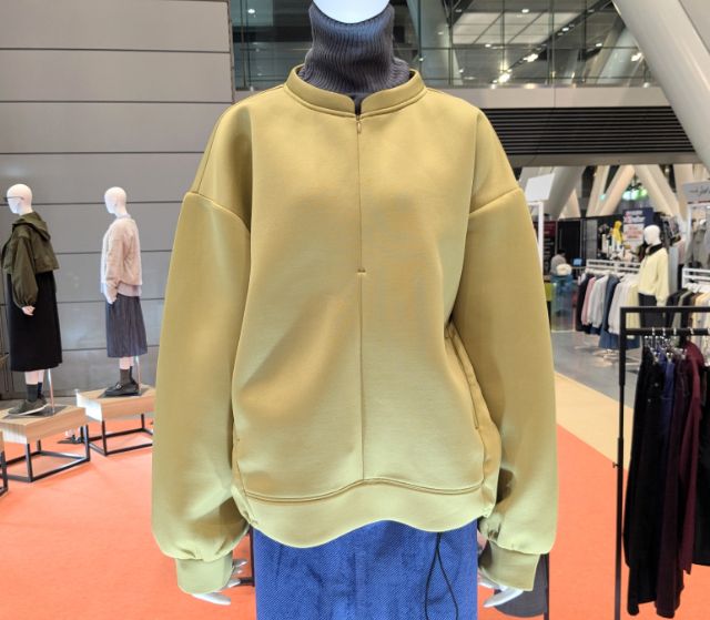 ストレッチライトEXEスキッパープルオーバーを着用したマネキン