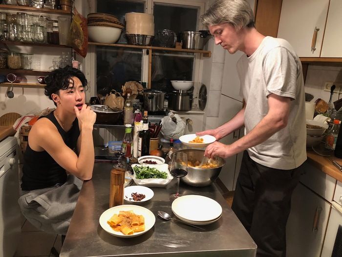 奥さんがいないとコンビニ弁当になるなんて不便。夫にも自分で食べたいものが作れる自由があったほうがいい【タベコト in Berlin・109】の画像1