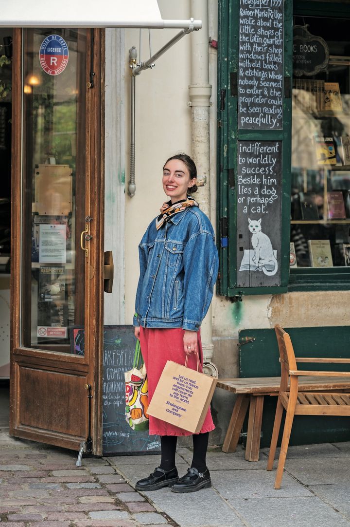 カジュアルなデニムジャケットに鮮やかなスカートを合わせて上品に