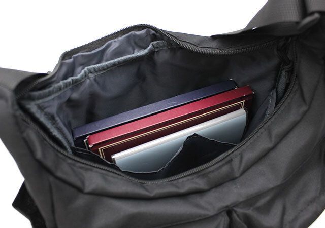 umbro黒ショルダーバッグ内ポケット