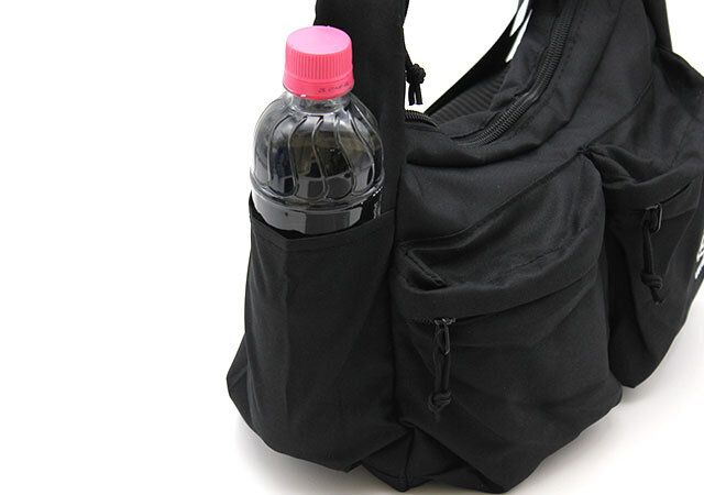 umbro黒ショルダーバッグペットボトル入るサイドポケット