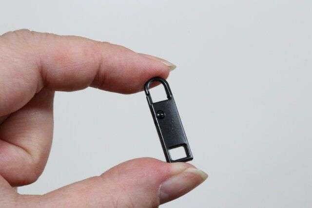 セリア 壊れたファスナーの引手交換用パーツ2個入