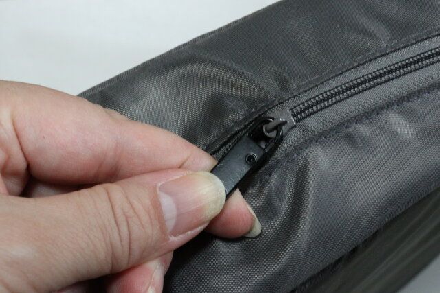 セリア 壊れたファスナーの引手交換用パーツ2個入 使用例