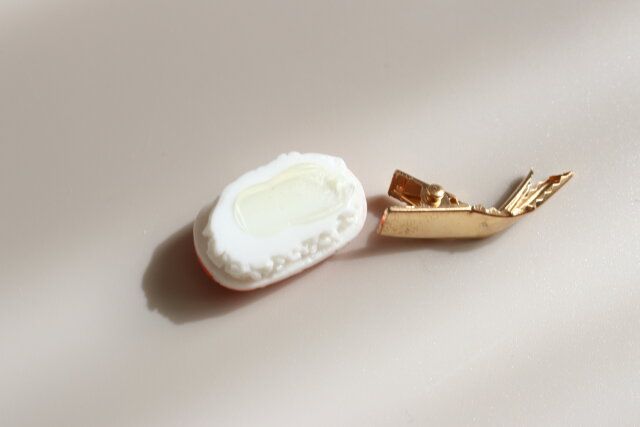 セリアのミニお寿司 ヘアクリップ2Pのパーツを外す