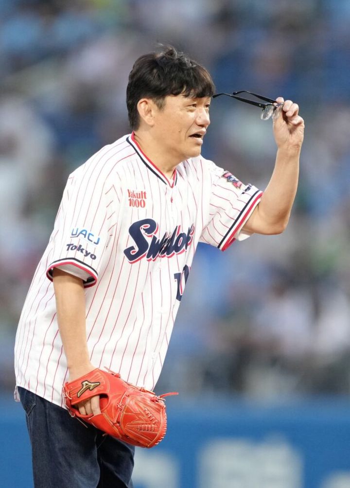 本格的な秋に突入した9月下旬、「ぺっこり45度」のギャグでおなじみのあの芸人さんが投稿した「夏の1枚」が最高だと話題です。