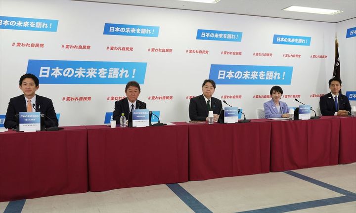 自民党総裁選の討論会に出席した（左から）小林鷹之元経済安全保障担当相、茂木敏充前幹事長、林芳正官房長官、高市早苗前経済安保相、小泉進次郎農林水産相（2025年9月30日撮影、時事）