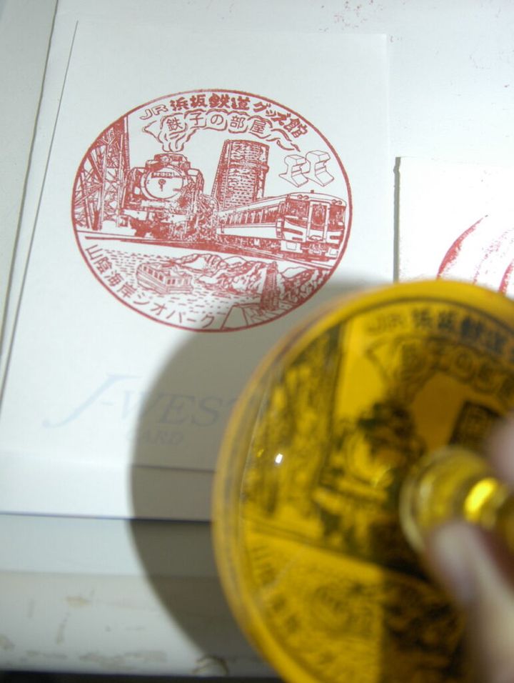 皆さんは、駅やお城といったその街のランドマークを訪れた際に「記念スタンプ」を押してもらったことはありませんか。全国各地でご当地スタンプが設けられていることなどから、日本は「スタンプ大国」ともいわれているようです。