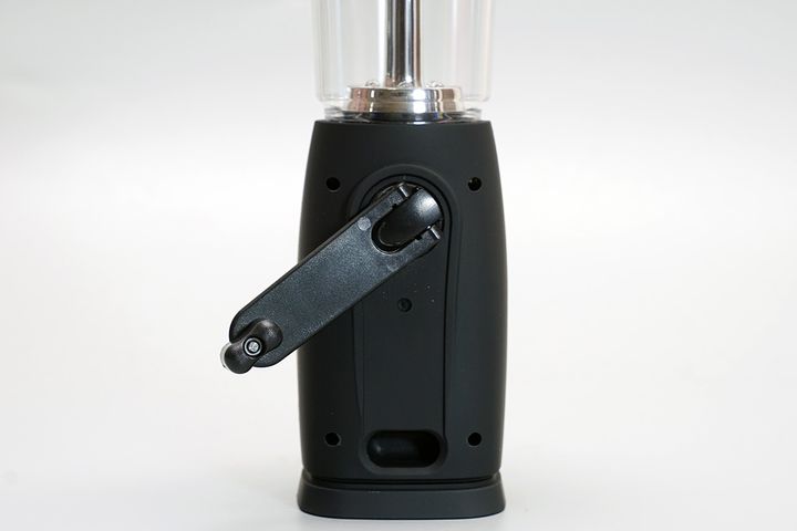 本体に装備されたハンドルを回して発電します。