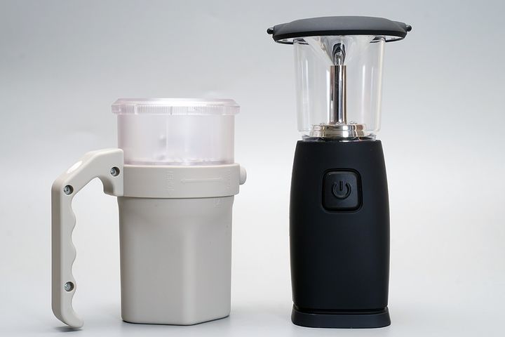 右：「『もしもの時』の電池がいらないLEDライト」／￥1,100（税込み）、左：「もしもの時の 乾電池一本で点灯するLEDライト」／￥660（税込み）