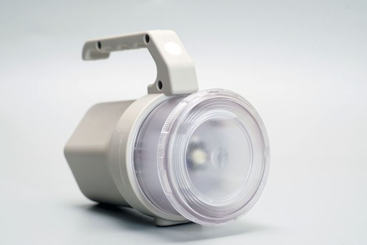 「もしもの時の 乾電池一本で点灯するLEDライト」はハンドルまでが装備された典型的な懐中電灯形状。