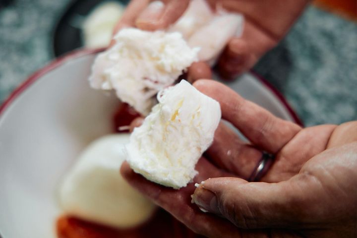 トマトとチーズを切る