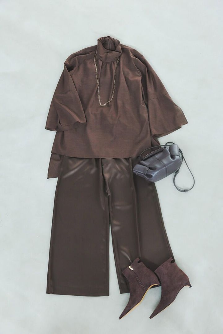 ブラウス¥38,500、パンツ¥22,000／ともにル フィル、ブーツ¥46,200／ヘンリエンヴァーゴ（すべてル フィル ニュウマン 新宿店）、ネックレス¥38,500／プラウ、バッグ（別注カラー）¥85,800／へリュー/エブール（リトルリーグ インク）