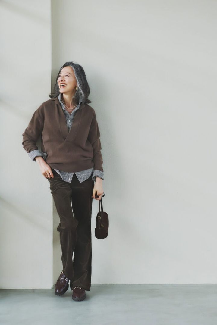 ニット¥96,800、シャツ¥57,200、パンツ¥71, 500／すべてマディソンブルー、ネックレス¥9,900、イヤリング¥8,800／ともにアビステ、バッグ¥6,990／ギャップ、靴¥26,400／ヒミコ