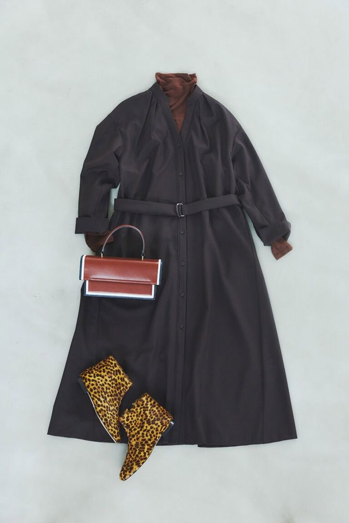 ワンピース¥58,300／エブール（リトルリーグ インク）、タートルネックトップス¥12,000／バナナ・リパブリック、バッグ¥86,900／タミーアンドベンジャミン（アッシュ・ペー・フランス）、ブーツ¥79,200／ネブローニ