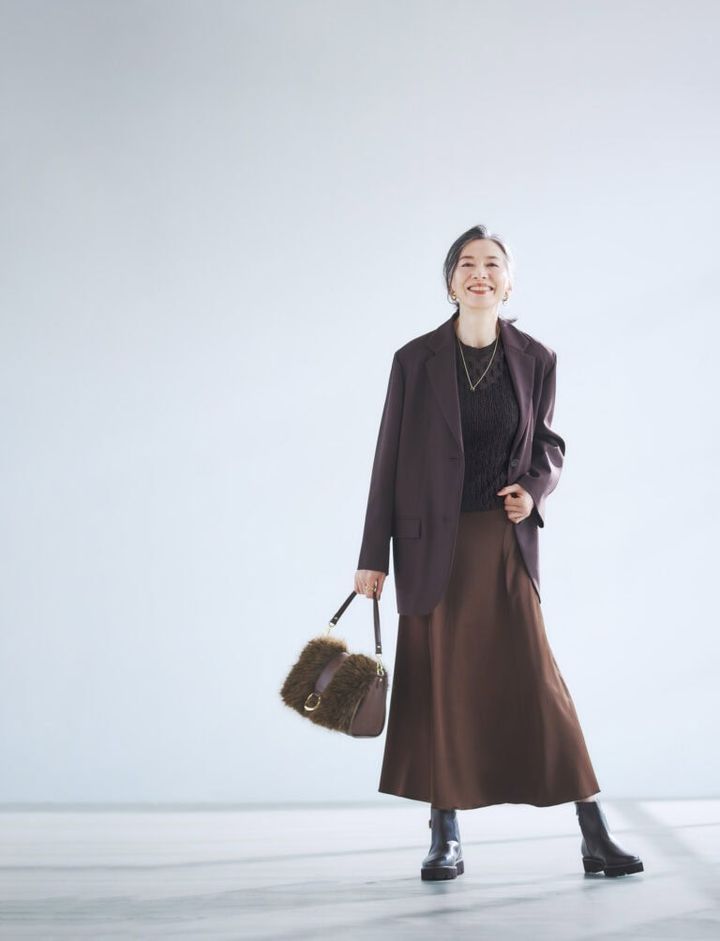 ジャケット¥85,800／ジェイドット（ジェイドット 自由が丘八雲店）、ニット¥30,800／セオリーリュクス（リンク・セオリー・ジャパン）、スカート¥17,000／バナナ・リパブリック、イヤリング¥12,100／アビステ、ネックレス¥33,000／プラウ、リング¥22,220／ピニャッタ（ズット ホリック）、バッグ¥18,700／ダイアナ（ダイアナ 銀座本店）、ブーツ¥37,400／ヒミコ