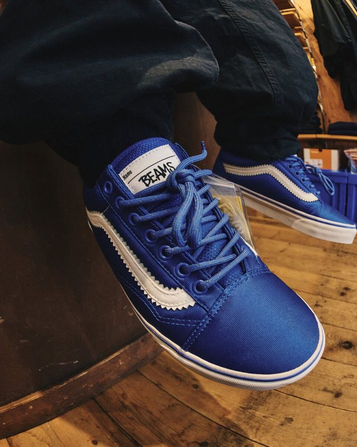 アッパーには光沢感のあるジャージを用い、ストリートらしさと素材特有の艶やかさによる上品さを両立。『Old Skool』のサイドストライプはジャージライクな仕様にアレンジ。両モデルのタン部分にはスクール感を象徴するラベルを配しました。細部までこだわったデザインが、ジャージスタイルを一層際立たせている。