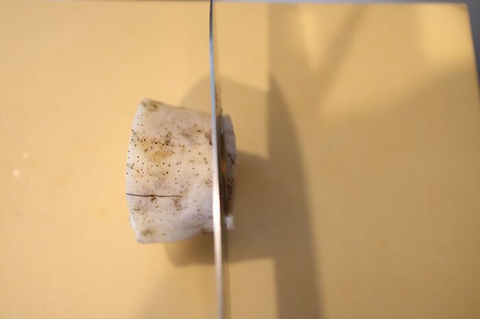 スライサーは不要！「レンコン」の薄切りが超簡単にできる裏ワザ！力を入れずにひらひらに♪