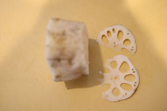 スライサーは不要！「レンコン」の薄切りが超簡単にできる裏ワザ！力を入れずにひらひらに♪