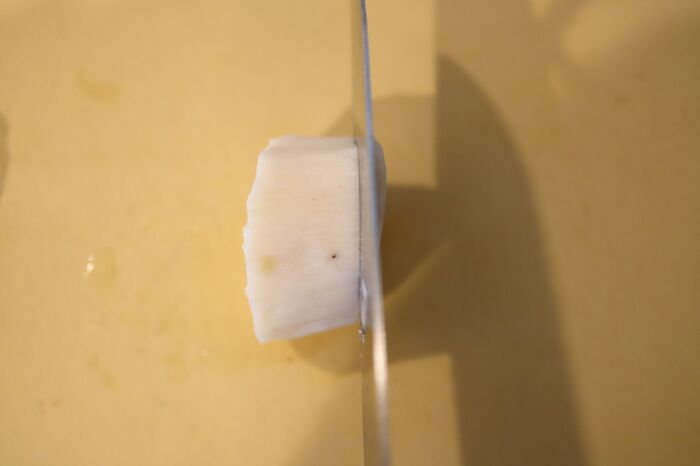 スライサーは不要！「レンコン」の薄切りが超簡単にできる裏ワザ！力を入れずにひらひらに♪