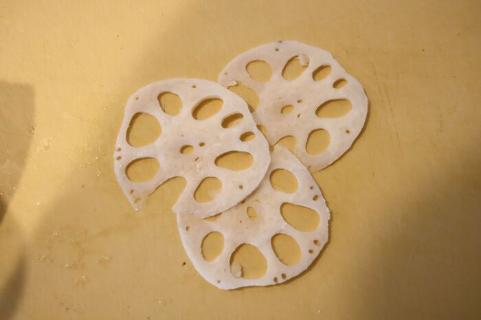 スライサーは不要！「レンコン」の薄切りが超簡単にできる裏ワザ！力を入れずにひらひらに♪