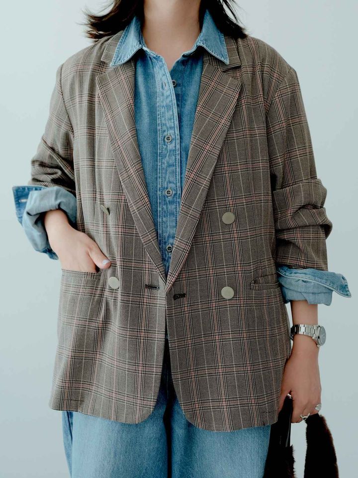 画像: ブラウンのジャケットで秋のトレンド感満載