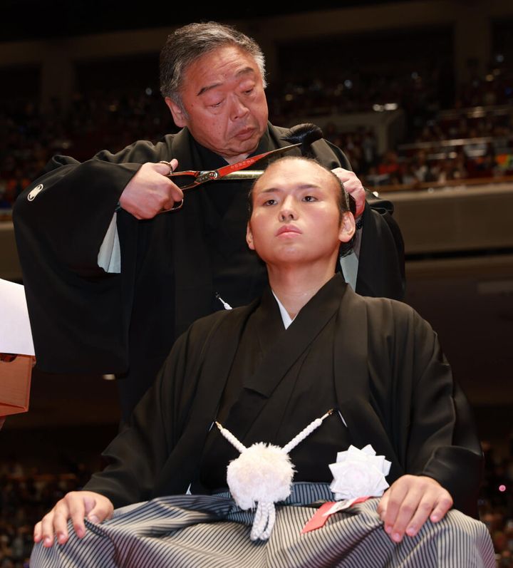 2024年9月の大相撲秋場所限りで現役引退した元大関貴景勝の湊川親方（29）＝本名佐藤貴信、兵庫県出身、常盤山部屋＝の引退相撲が4日、東京・両国国技館で開かれ、断髪式では大の里、豊昇龍の両横綱や東京都の小池百合子知事ら約300人がはさみを入れました。