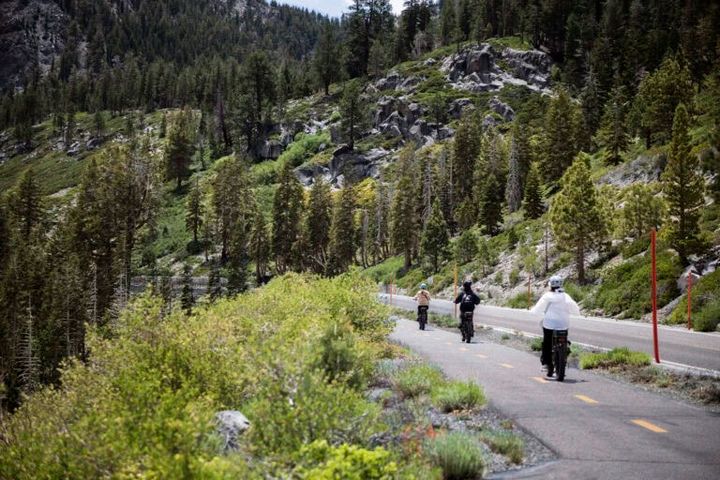 イーバイクや自転車専用に道も舗装されていて、車や歩行者を気にせず走れる