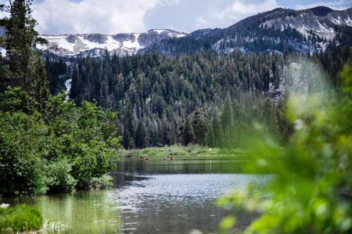 壮大な景色を眺めながらのボートは気持ちいいに違いない