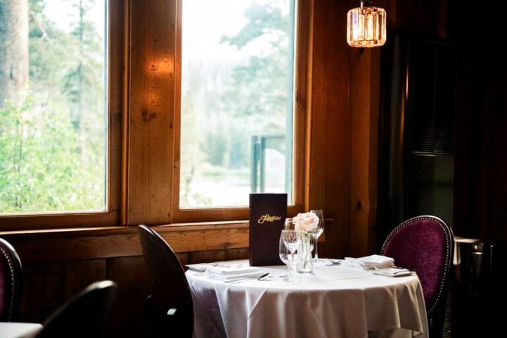 テーブルには花が飾られ、落ち着いた雰囲気のレストラン