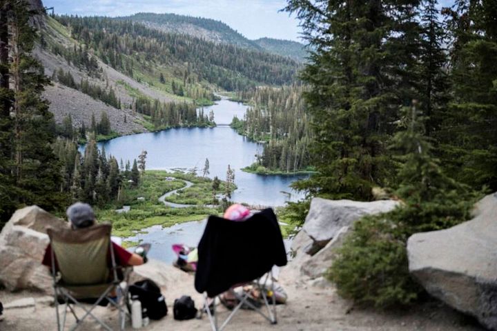 山の上から眺めるツイン・レイクス。キャンピングチェアをセットして景色を楽しむ人も