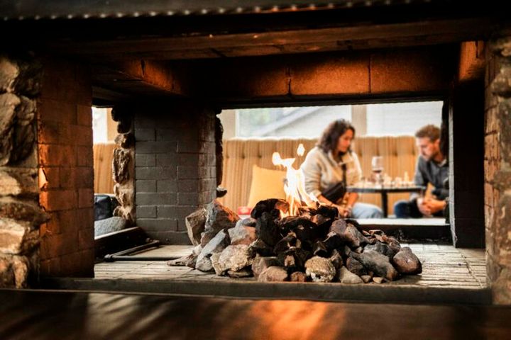 冷えた体を暖炉の日が温めてくれる