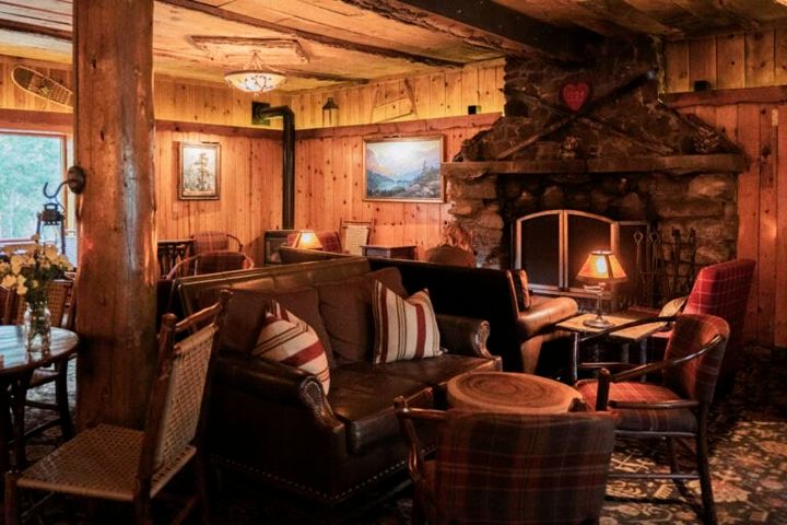 エントランスにはラウンジとバーがありお酒を楽しめる