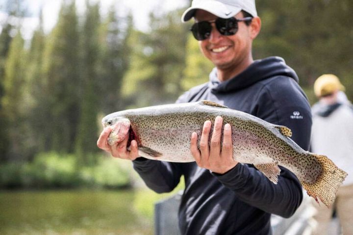 立派なニジマスも釣れるマンモスレイク。許可証を取得すれば釣りができる