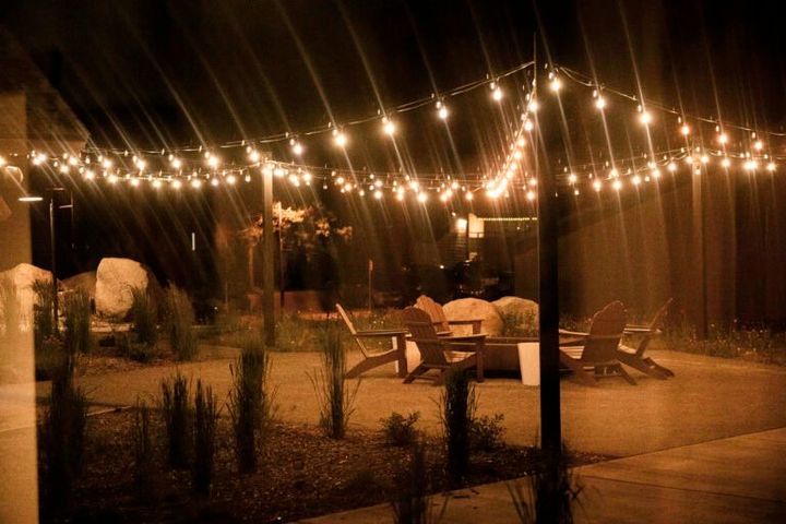 ライトアップされたホテルの中庭