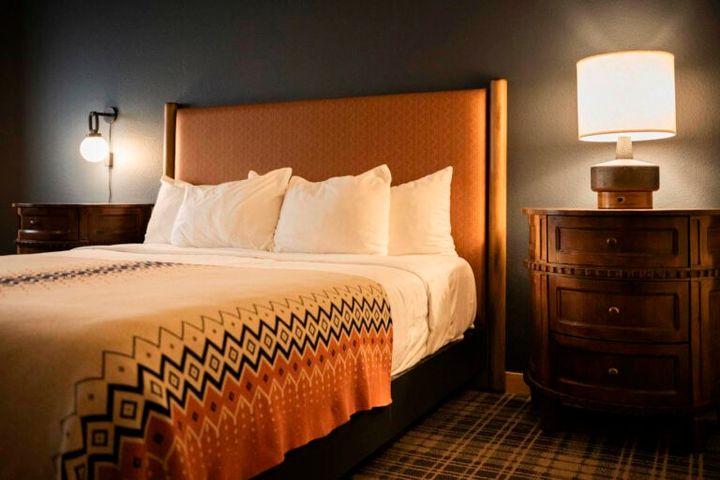 部屋は少しレトロな山小屋の雰囲気