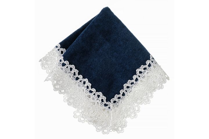 繊細なレースが特長の近沢レースのタオルハンカチ（公式サイトから引用）