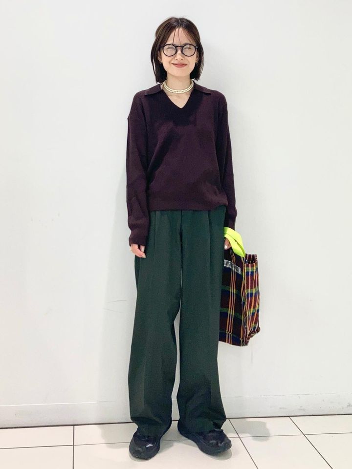 旬の「襟つき」で、ゆったりニットも今っぽい雰囲気に 出典：StyleHint