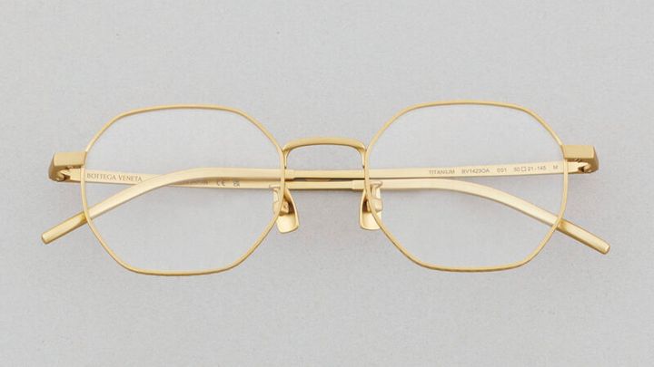 8万300円（ボッテガ・ヴェネタ／ケリング アイウエア ジャパン カスタマーサービス）