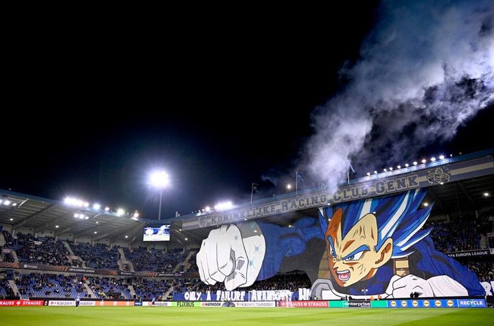 世界的日本アニメの人気キャラが巨大化して降臨！？32歳日本代表FWが所属する海外チーム、サポーターの力作が話題