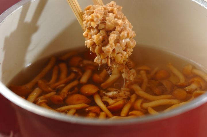ナメコと納豆のみそ汁の作り方1