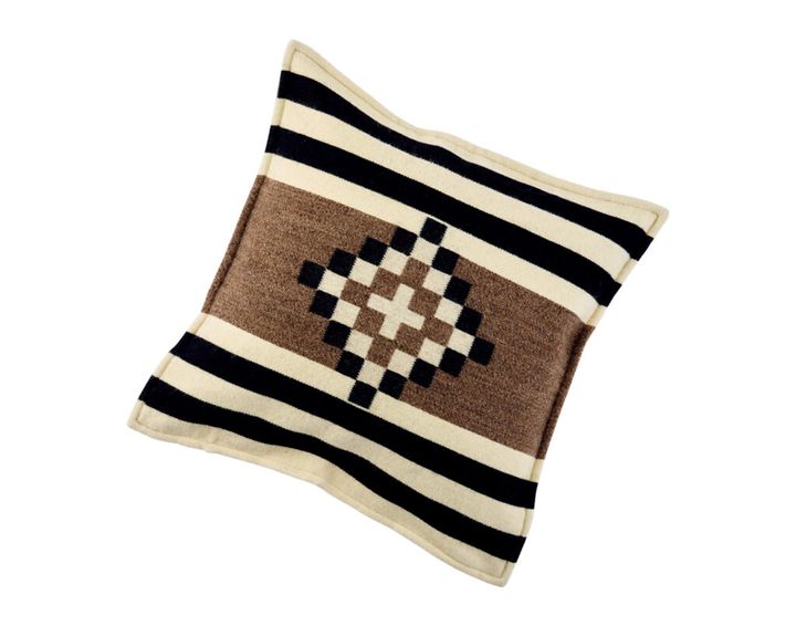 ナバホ族のモチーフをあしらった、〈ラルフ ローレン ホーム〉の