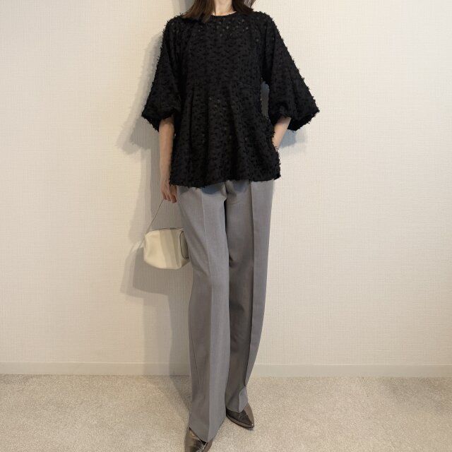 甘めブラウスで大人可愛く