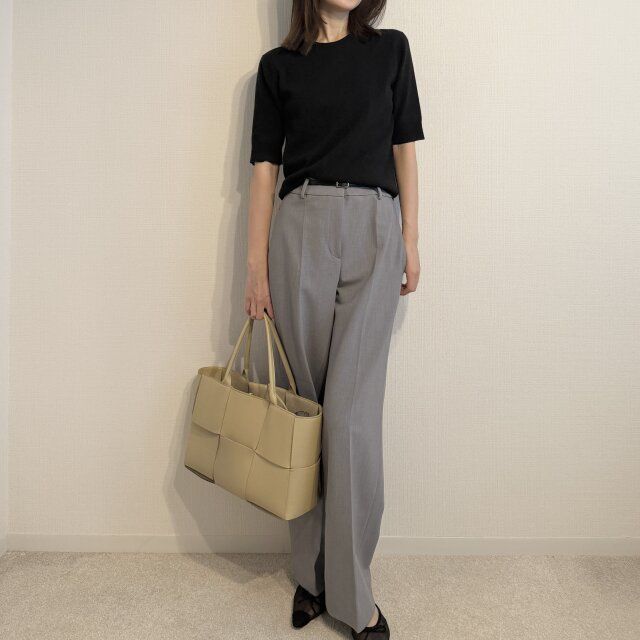 シンプルニットはベルトでメリハリを！