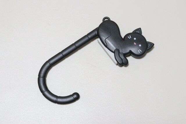 ダイソーのバッグフック（猫）のビジュアル