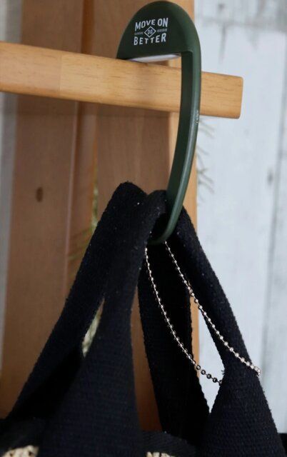 ダイソーの重たい荷物が引っかけられるバッグハンガー（カジュアル）