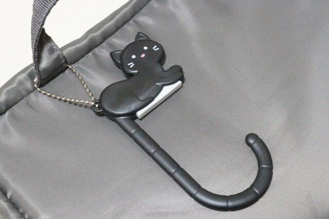 ダイソーのカバンに付けられるバッグフック（猫）