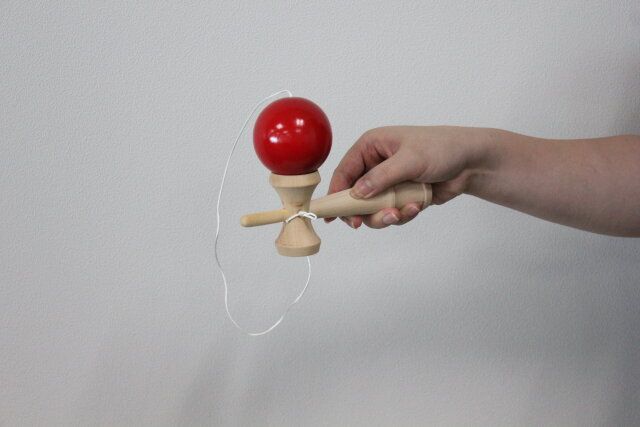 ダイソーのスポーツけん玉の遊び方