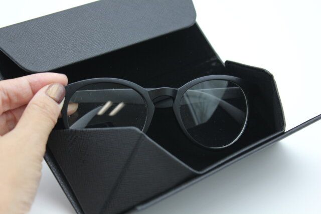 ダイソー 折りたたみメガネケース 展開時 使用例