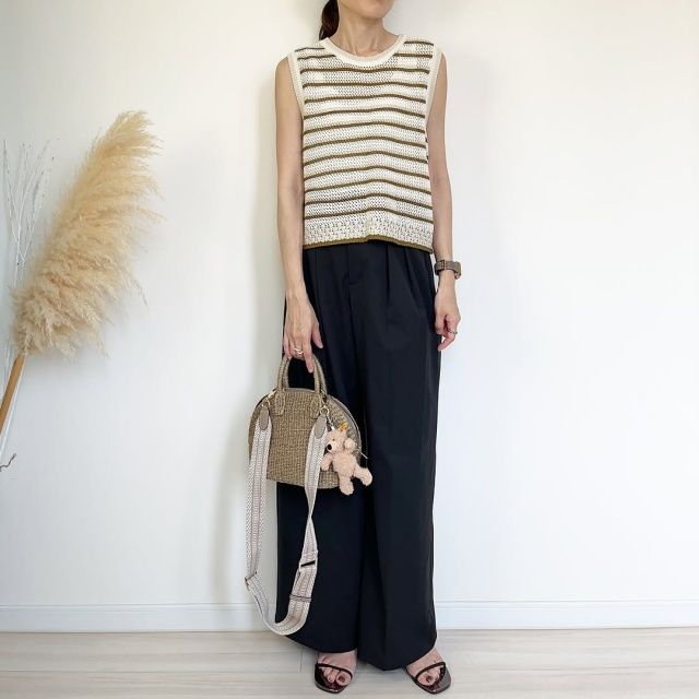 GUのブラックの「ベルテッドワイドパンツ」 